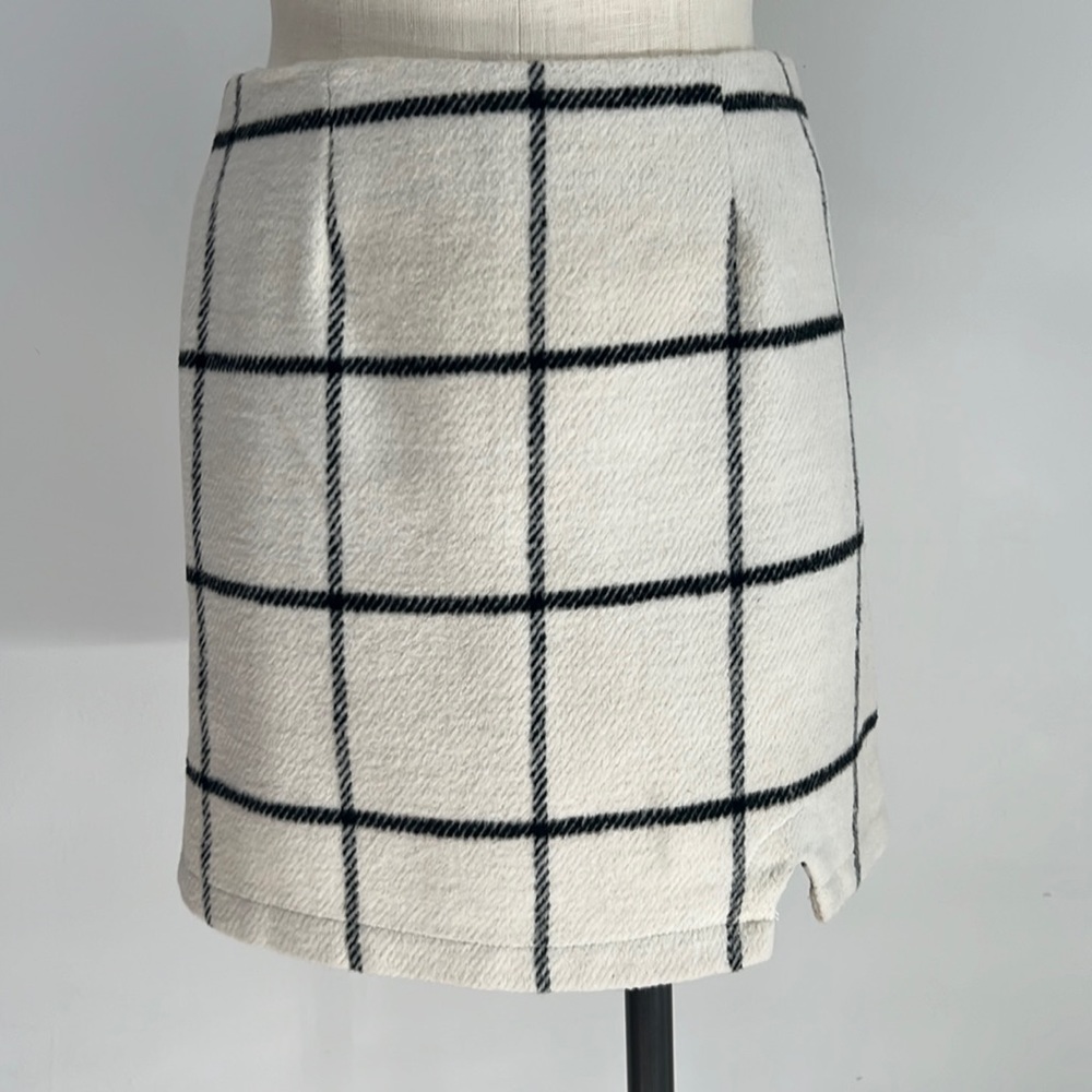 Mini Skirt. Off white with black